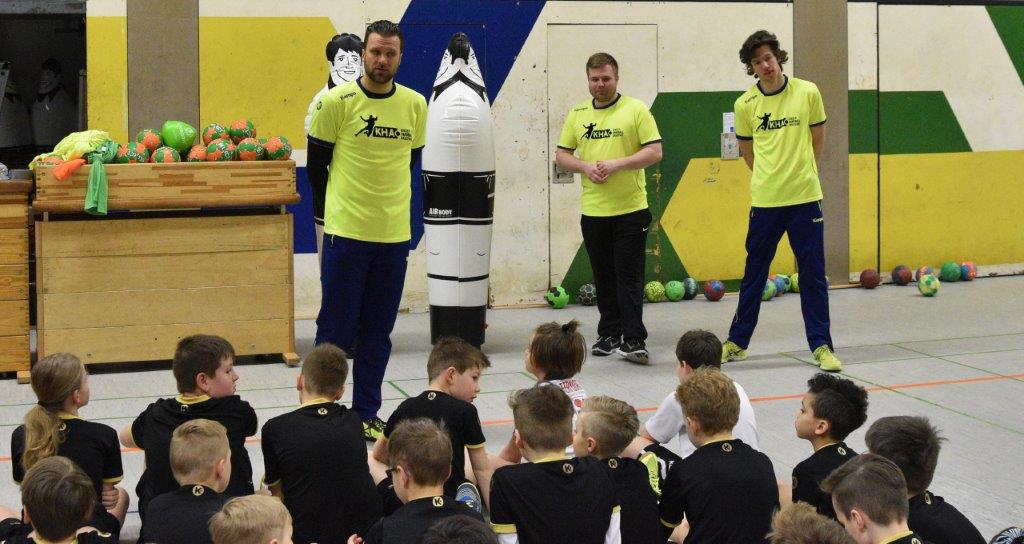Handballcamp in Ferndorf Dragos Oprea Gregor Siegle und Moritz Klank im Hintergrund 2018