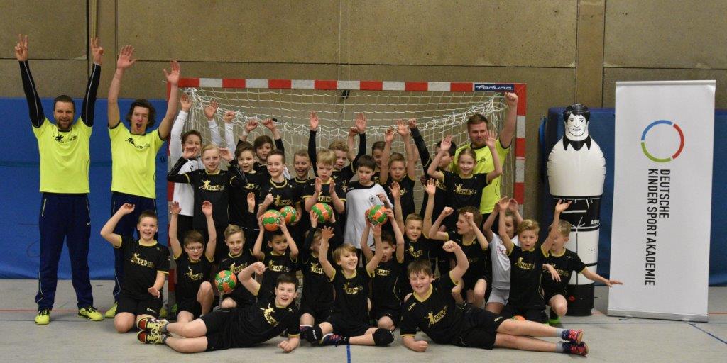 Handballcamp in Ferndorf Dragos Oprea Gregor Siegle und Moritz Klank im Hintergrund und den Kids 2018
