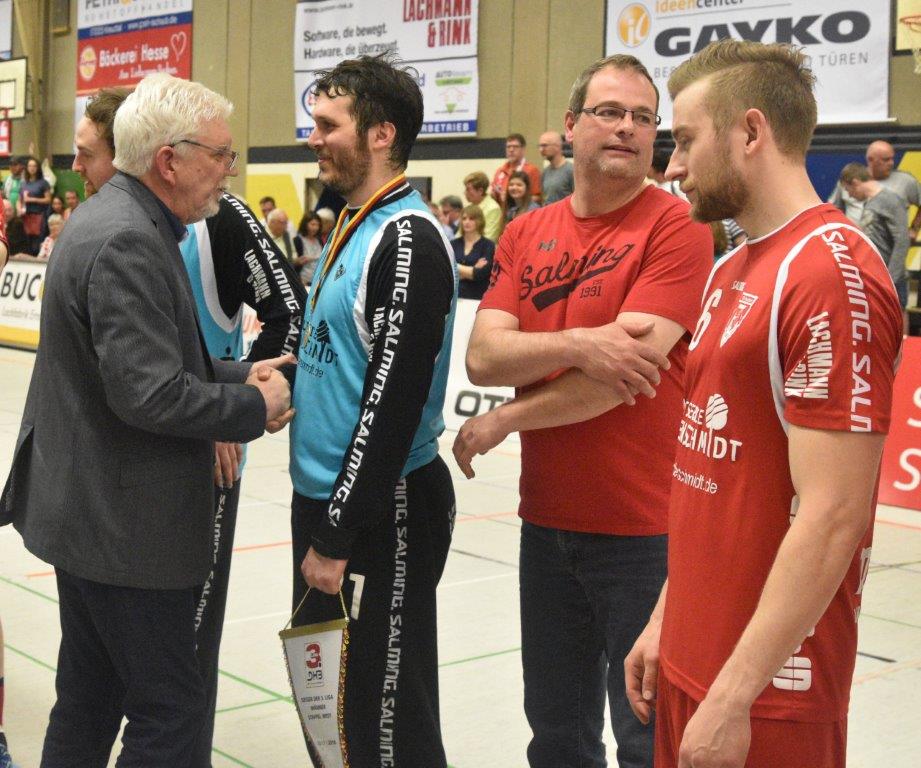 TuS Ferndorf Meisterehunrg durch Jurgen Scharoff Lehrstab DHB und Kai Rottschaffer 2018